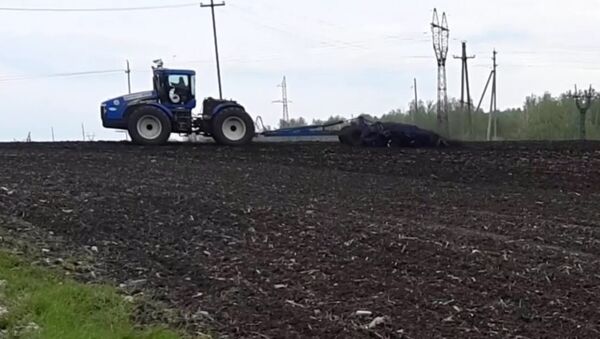Будущее сельского хозяйства: первый беспилотный трактор вышел в поля - Sputnik Азербайджан