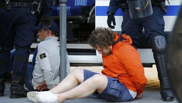 Русский болельщик задержаный полицией в Лилле,Франция - Sputnik Азербайджан