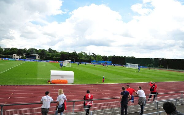 Сборная России по футболу провела показательную тренировку на стадионе «Омниспорт Парк» в пригороде Парижа Круасси-сюр-Сен - Sputnik Азербайджан