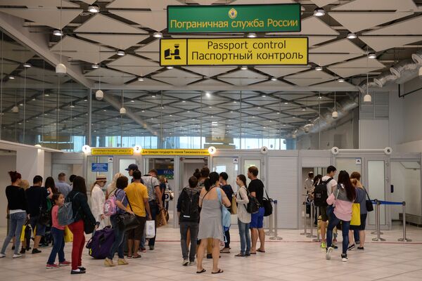 Пассажиры на паспортном контроле в новом терминале аэропорта Пассажиры на паспортном контроле в новом терминале аэропорта - Sputnik Азербайджан