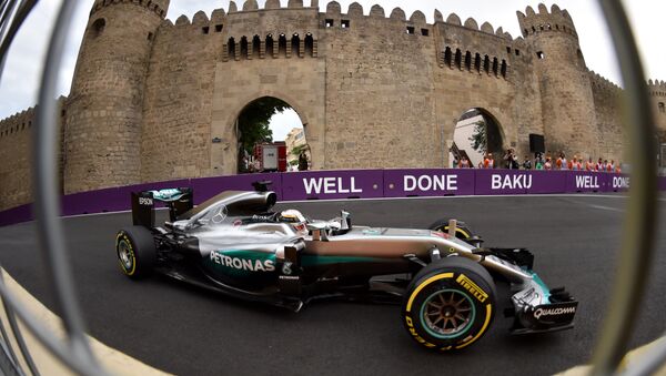 F1 komandasının pilotu Luis Hamilton Baku City Circuit'də Mercedes AMG Petronas bolidini idarə edir - Sputnik Azərbaycan