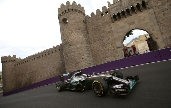 Хэмилтон из команды Mercedes показал лучший круг по итогам третьей свободной практики в рамках Гран-при Европы в Баку - Sputnik Azərbaycan