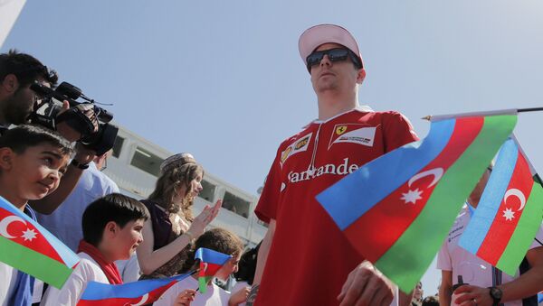 Пилот команды Ferrari Кими Райкконен во время парада пилотов перед гонками - Sputnik Азербайджан