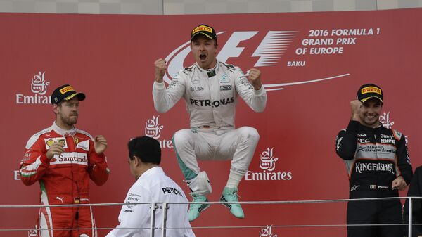 Пилот команды Mercedes Нико Росберг (в центре) празднует победу в Гран-при Европы Формулы-1 в Баку - Sputnik Азербайджан