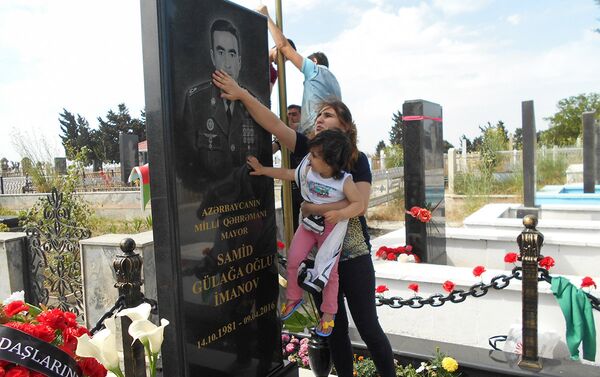 Дочь Самида Фидан только недавно начала говорить, она целует надгробие отца и весело восклицает: Я поцеловала папу! - Sputnik Азербайджан