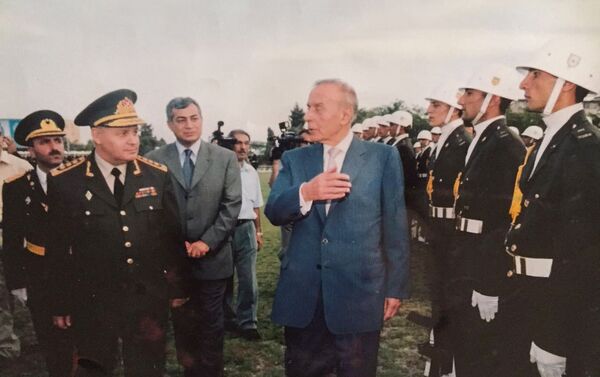Гейдар Алиев указывая на Самеда сказал : Военный должен быть именно таким - Sputnik Азербайджан