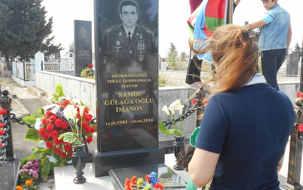 Семья шехида Иманова над его могилой - Sputnik Азербайджан