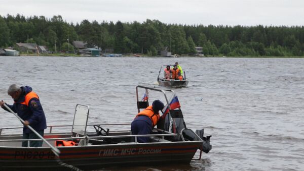 Трагедия на озере в Карелии: поисковая  операция и заявление главы МЧС - Sputnik Азербайджан