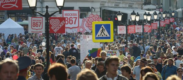 Люди на улице Кузнецкий мост Москвы. Архивное фото - Sputnik Азербайджан