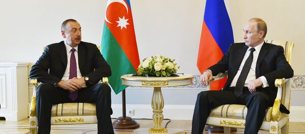 Президент России Владимир Путин (справа) и президент Азербайджана Ильхам Алиев во время встречи в Санкт-Петербурге - Sputnik Азербайджан