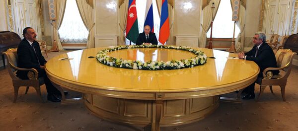 Президент России Владимир Путин, президент Азербайджана Ильхам Алиев и президент Армении Серж Саргсян во время встречи в Санкт-Петербурге - Sputnik Азербайджан