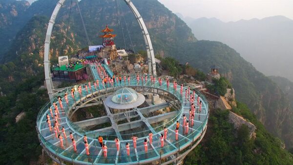 Йога над пропастью: десятки китайцев выполняли асаны на высоте 396 метров - Sputnik Азербайджан