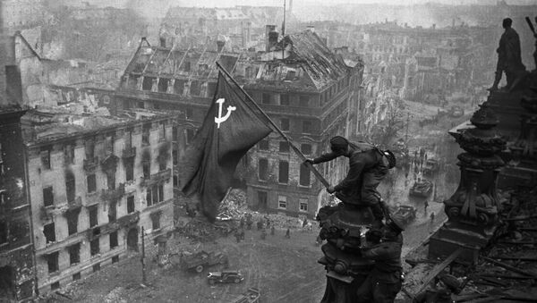 Знамя Победы на здании Рейхстага в Берлине. - Sputnik Azərbaycan
