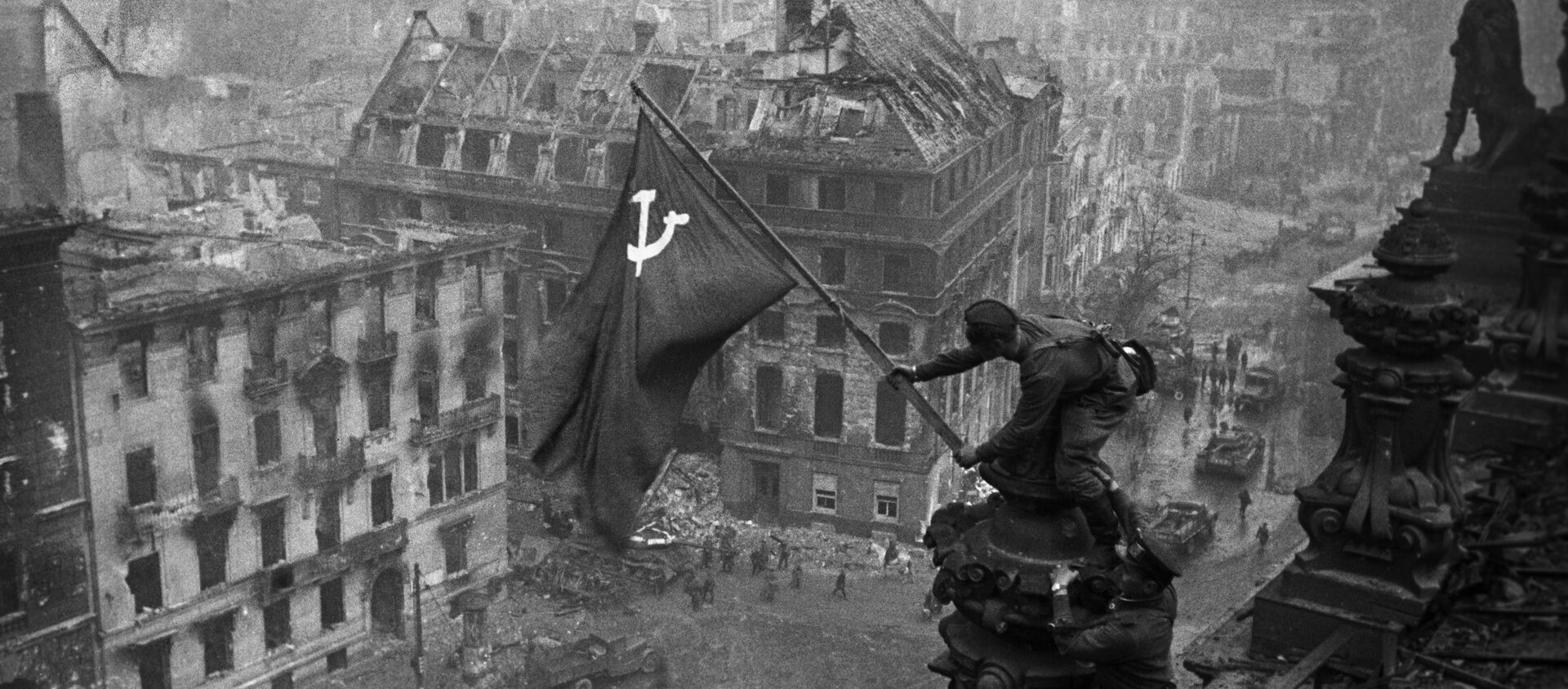 Знамя Победы на здании Рейхстага в Берлине. - Sputnik Azərbaycan, 1920, 21.11.2020