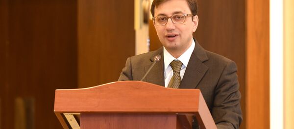 Председатель Совета директоров Палаты надзора за финансовыми рынками Руфат Асланлы Председатель Совета директоров Палаты надзора за финансовыми рынками Руфат Асланлы - Sputnik Азербайджан