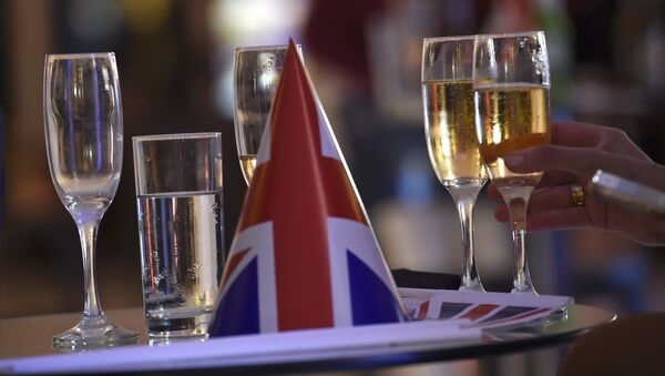 Флаг Великобритании в форме шапки и бокалы с шампанским на столе - Sputnik Азербайджан