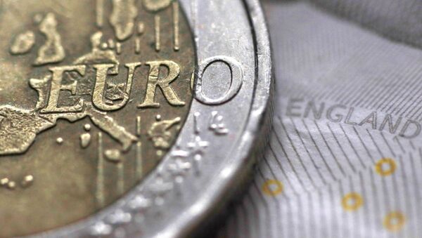 Монета достоинством в 1 евро на купюре номиналом в 10 фунтов стерлингов  - Sputnik Азербайджан