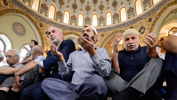 Люди совершают намаз в мечети Тезепир в праздник Рамазан - Sputnik Азербайджан