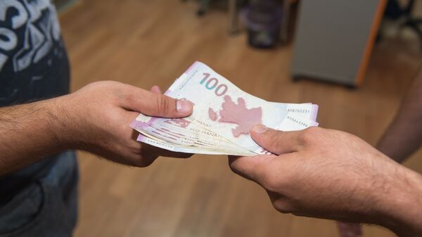 Передача денег из рук в руки, фото из архива - Sputnik Азербайджан