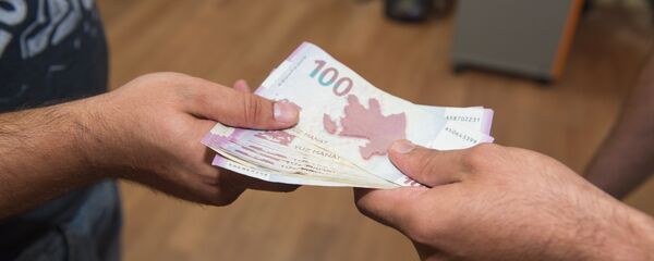 Передача денег из рук в руки Передача денег из рук в руки - Sputnik Азербайджан