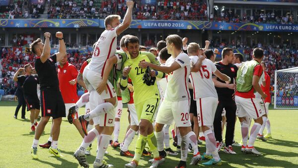 Игроки сборной Польшу празднуют победу после серии пенальти - Sputnik Азербайджан