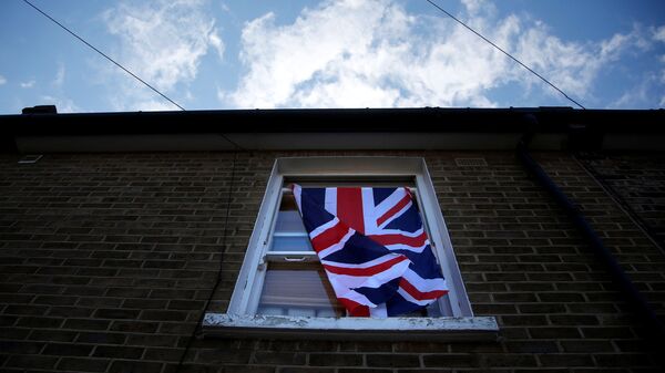 Британский флаг на окне в лондонском здании - Sputnik Азербайджан