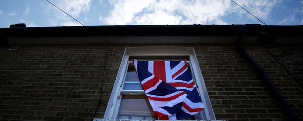 Британский флаг на окне в лондонском здании - Sputnik Азербайджан