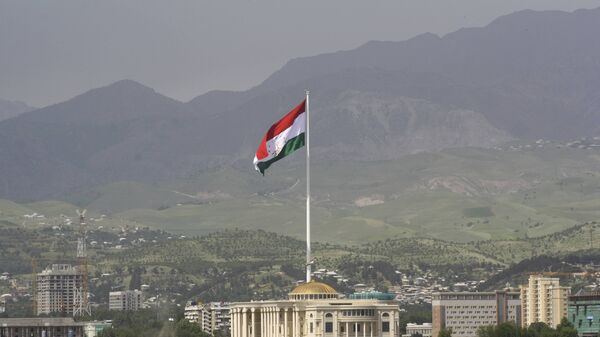 Национальный флаг Таджикистана на флагштоке высотой 165 метров в Душанбе - Sputnik Azərbaycan