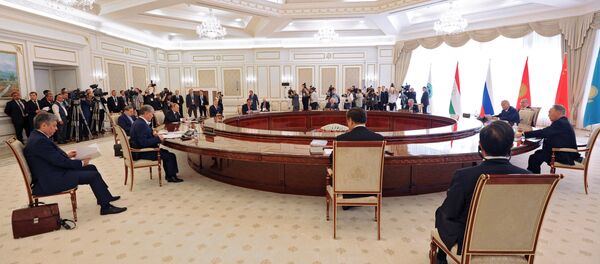 Президент РФ Владимир Путин во время заседания в Ташкенте Совета глав государств-членов ШОС - Sputnik Азербайджан