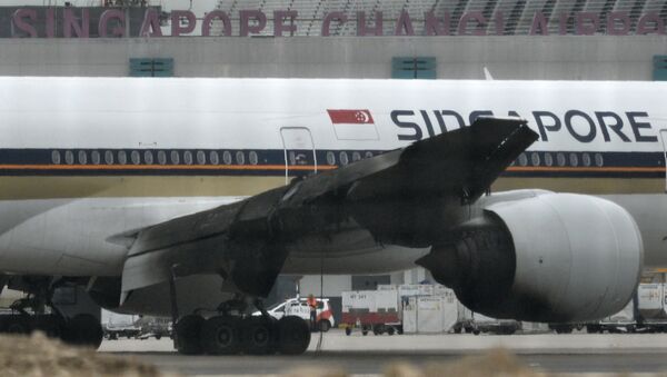 Singapore Airlines aviaşirkətinə məxsus Boeing 777-300ER hava gəmisi Çanqi hava limanında - Sputnik Azərbaycan