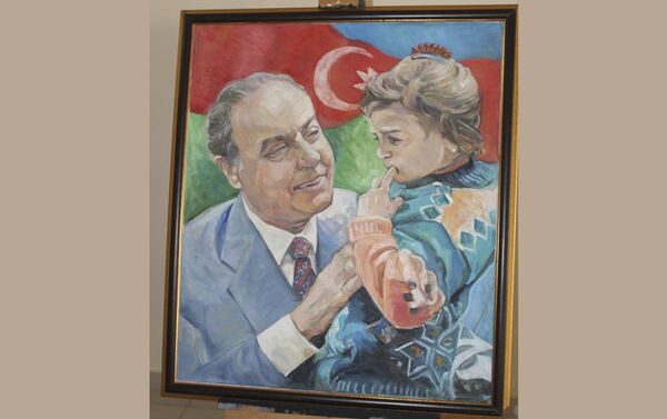Недавно он закончил работать над портретом Гейдара Алиева, сейчас рисует Мехрибан Алиеву - Sputnik Азербайджан