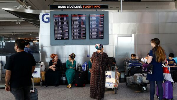 Пассажиры ждут свои рейсы в аэропорту Ататюрк - Sputnik Азербайджан