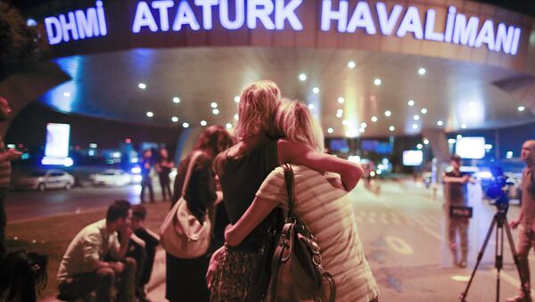 Пассажиры, обнимают друг друга у входа в аэропорт Стамбула Ататюрк - Sputnik Азербайджан