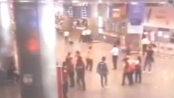 Взрывы в аэропорту Стамбула. Съемка камер слежения - Sputnik Азербайджан