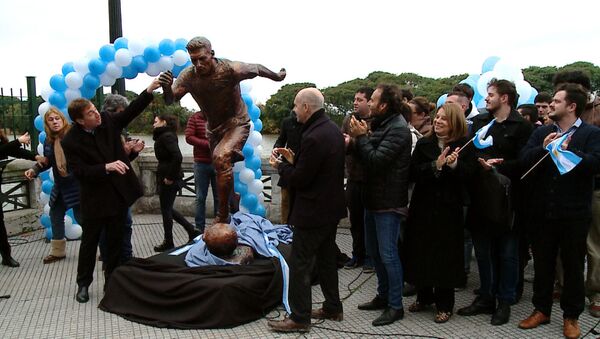 Месси в бронзе: статую аргентинского футболиста установили в Буэнос-Айресе - Sputnik Азербайджан