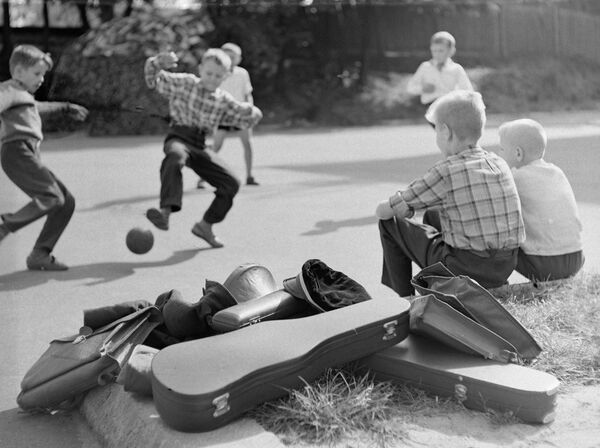Игра в футбол во дворе музыкальной школы. Москва, 1964 - Sputnik Азербайджан