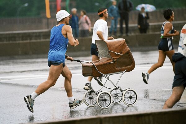 В Московском международном марафоне мира принимает участие даже грудной младенец, которого везет в коляске бегущий папа - Sputnik Азербайджан
