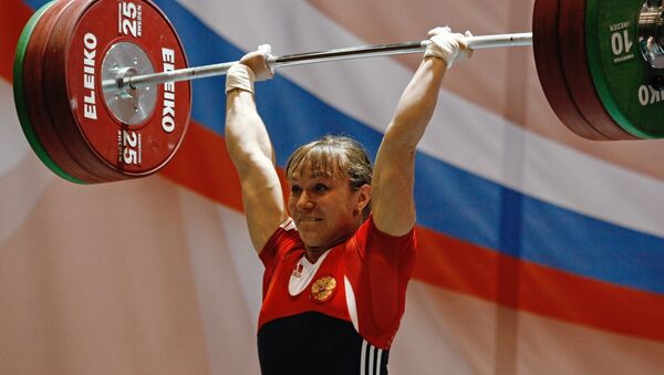 Марина Шаинова участвует в соревнованиях среди женщин в весовой категории 63 кг на чемпионате России по тяжелой атлетике в Саранске - Sputnik Азербайджан
