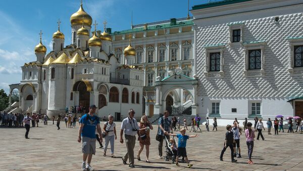 Туристы на Соборной площади Московского Кремля. Слева на дальнем плане - Благовещенский собор - Sputnik Азербайджан