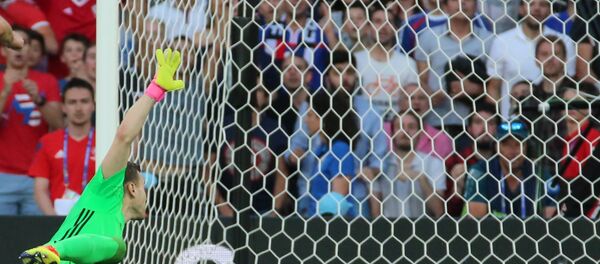 Вратарь сборной России Игорь Акинфеев пропускает мяч в свои ворота в матче группового этапа чемпионата Европы по футболу Вратарь сборной России Игорь Акинфеев пропускает мяч в свои ворота в матче группового этапа чемпионата Европы по футболу - Sputnik Азербайджан