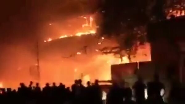 Сильное пламя охватило здание в Багдаде после атаки террористов в Ираке - Sputnik Азербайджан