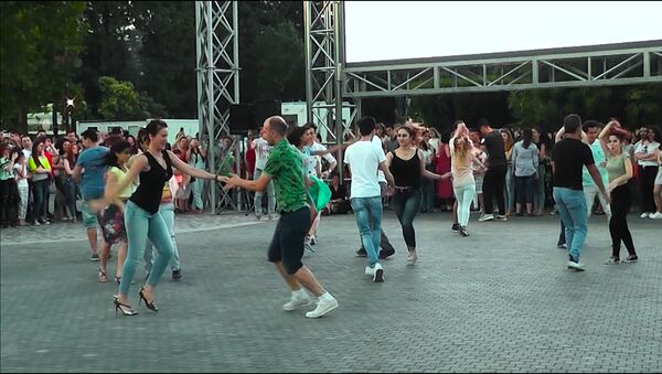 В ритме сальсы и бачаты прошли выходные на Бакинском бульваре - Sputnik Азербайджан