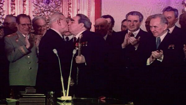 Тройной Брежнев - поцелуи Генсека, вошедшие в историю. Кадры из архива - Sputnik Азербайджан