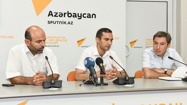 Теологи Гаджи Адыль Гусейноглу, Акрам Гасанов и политолог Ильгар Велизаде (слева направо) - Sputnik Азербайджан