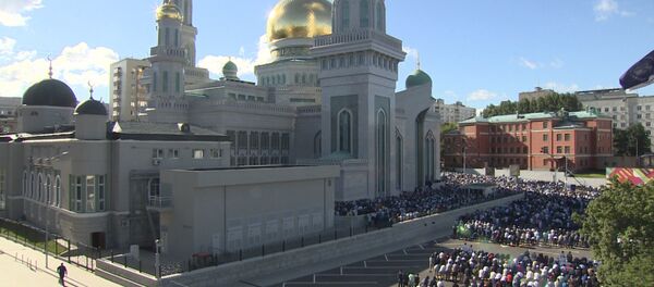 Праздничная молитва мусульман у соборной мечети Москвы в честь Рамазан байрамы - Sputnik Азербайджан