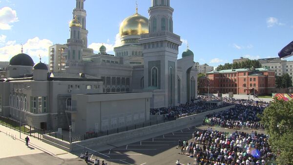 Праздничная молитва мусульман у соборной мечети Москвы в честь Рамазан байрамы - Sputnik Азербайджан