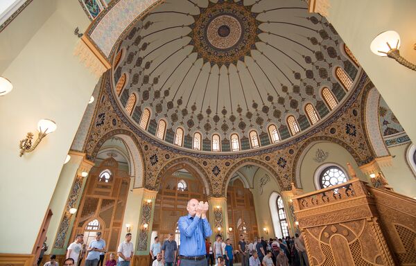 Праздничный намаз в мечети Тезе Пир - Sputnik Азербайджан