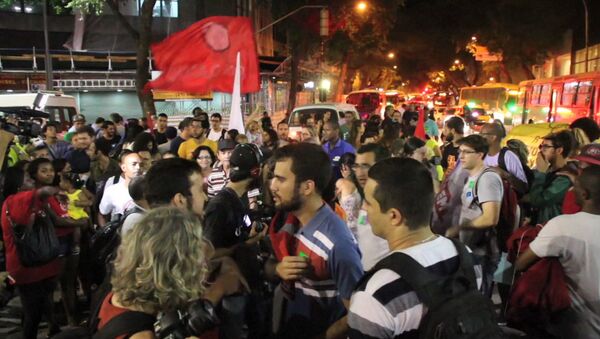 Акция протеста на улицах Рио-де-Жанейро против Олимпиады - 2016 в Бразилии - Sputnik Азербайджан