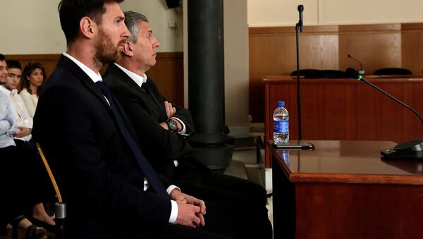 Аргентинский нападающий Лионель Месси вместе с отцом Хорхе Орасио сидит в зале суда в Барселоне - Sputnik Азербайджан