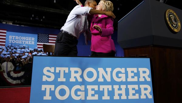 Президент Обама и кандидат в президенты Хиллари Клинтон во время предвыборной кампании в Шарлотте, Северная Каролина - Sputnik Азербайджан